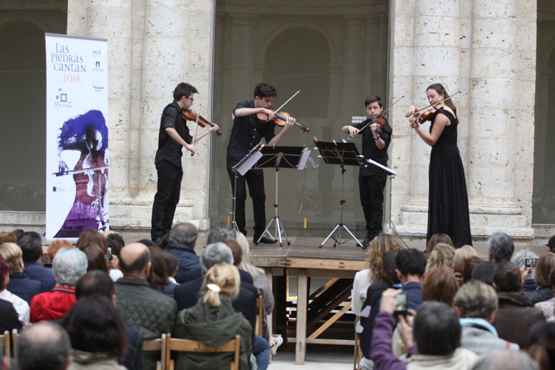 Un momento de la actuación de Golden String Quartet en el claustro de los Reyes del Museo Patio Herreriano de Valladolid. Ciclo MusaE, las piedras cantan