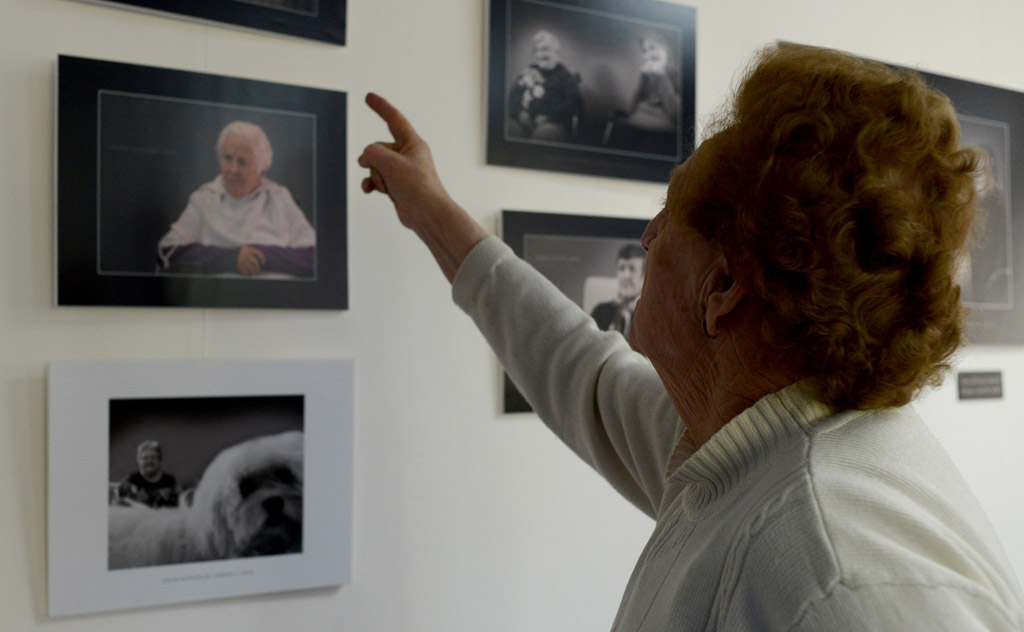 Una de las abuelas de Tercera Actividad observa la exposición