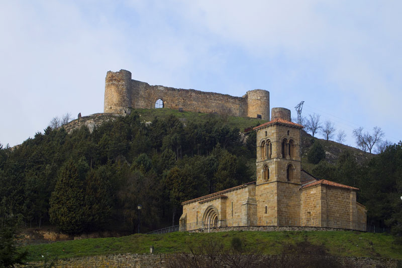 Vista del castillo de Aguilar de Campoo y la ermita de Santa Cecilia