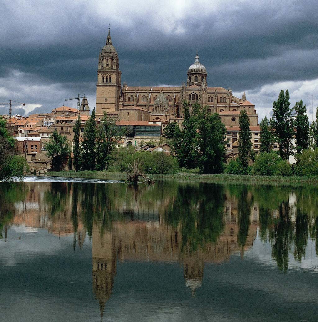 Vista de la catedral Vieja de Salamanca desde el río Tormes