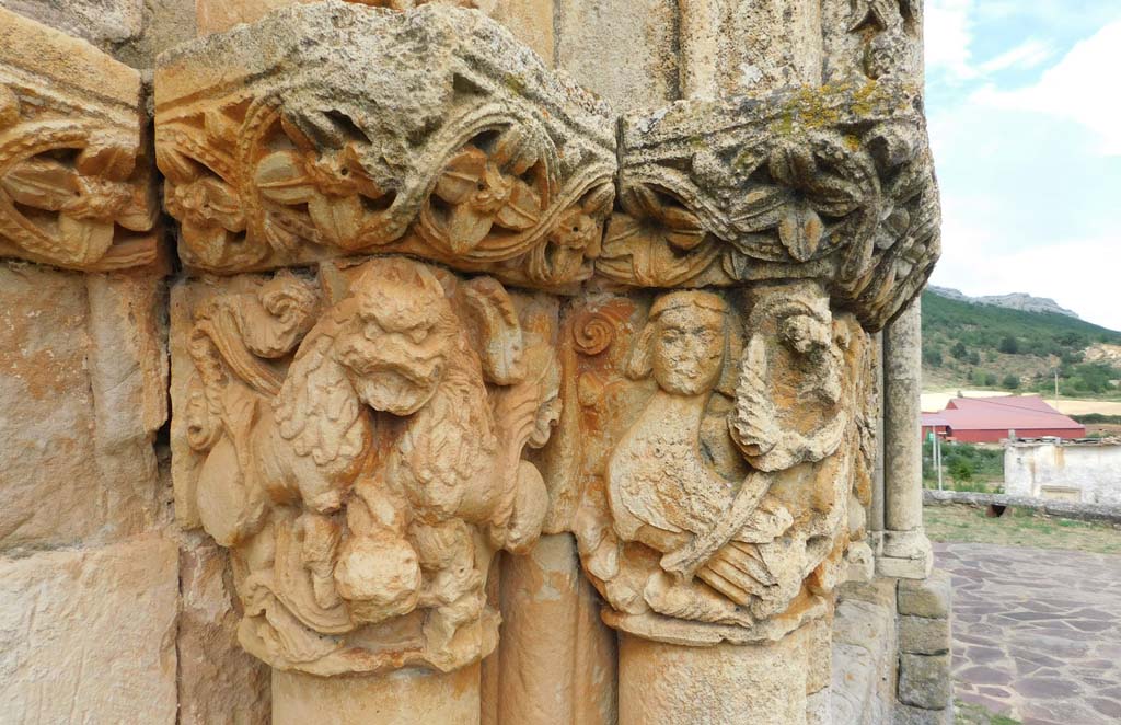 Representación de una bestia o ser infernal en el pórtico de la iglesia de Rebolledo de la Torre (Burgos)