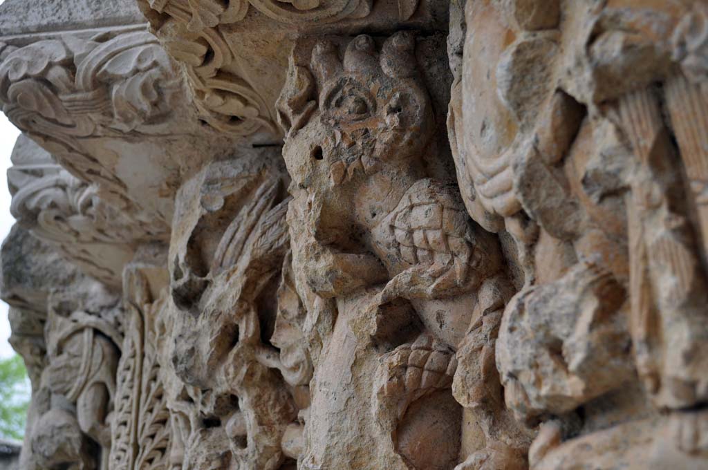 Representación del demonio en la portada de la ermita de Santa Cecilia, Vallespinoso de Aguilar (Palencia)