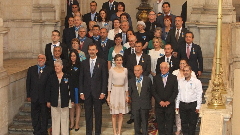 SSMM los Reyes posan junto a todos los galardonados con la Orden del Mérito Civil 2015