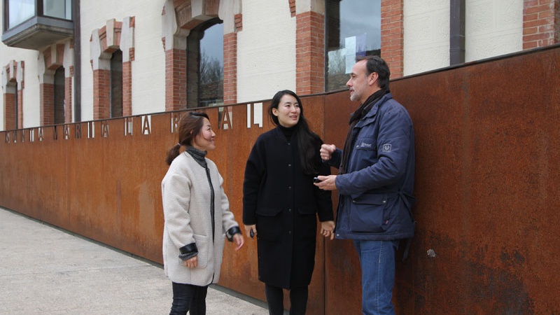 Sara y Sojin arquitectas coreanas charlan con Jesús Castillo Oli junto a la sede de la FSMLRPH en Aguilar de Campoo