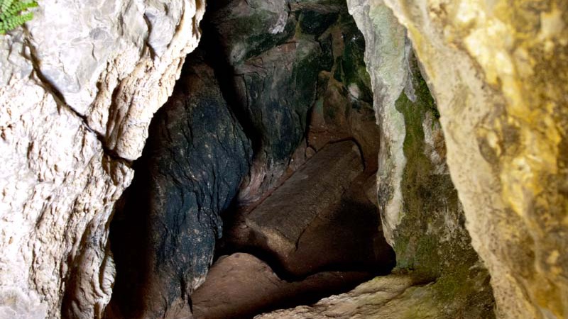 Cueva del Bernardo de Carpio en Aguilar de Campoo_César del Valle