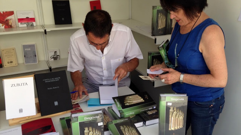 Firma guía Segovia en Feria del libro